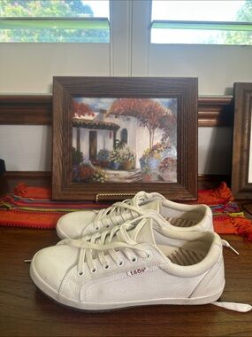 Taos Footwear Cream Canvas Low-Top Lace-Up Sneakers
